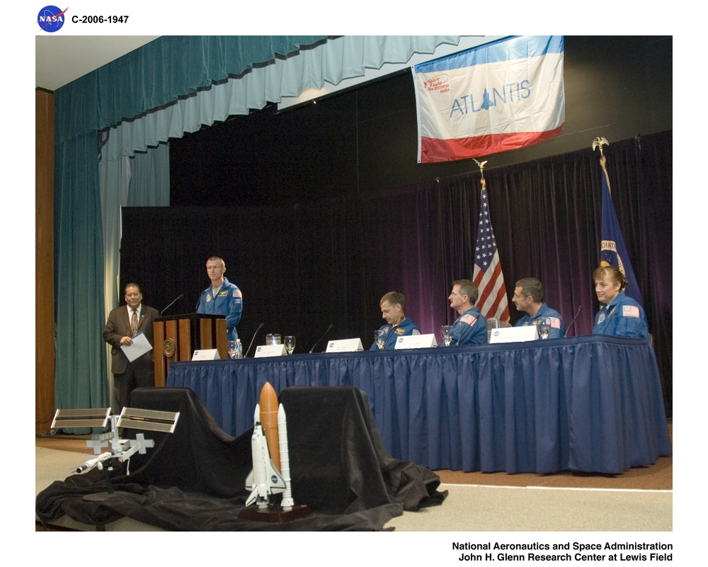 Post-flight visit to Glenn Research Center by the STS-115 Shuttle Crew