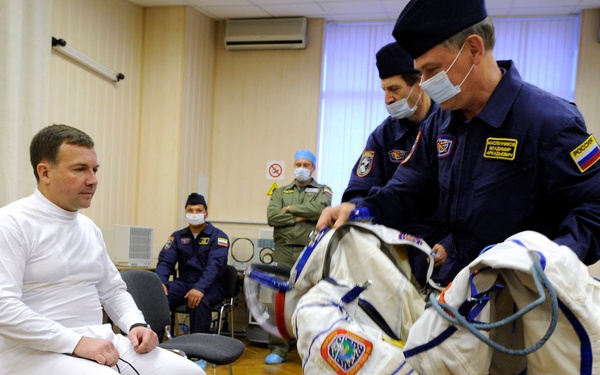 Expedition 18 Suit-up