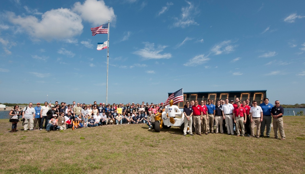 NASA Tweets With Robonaut-2 (201102240001HQ)