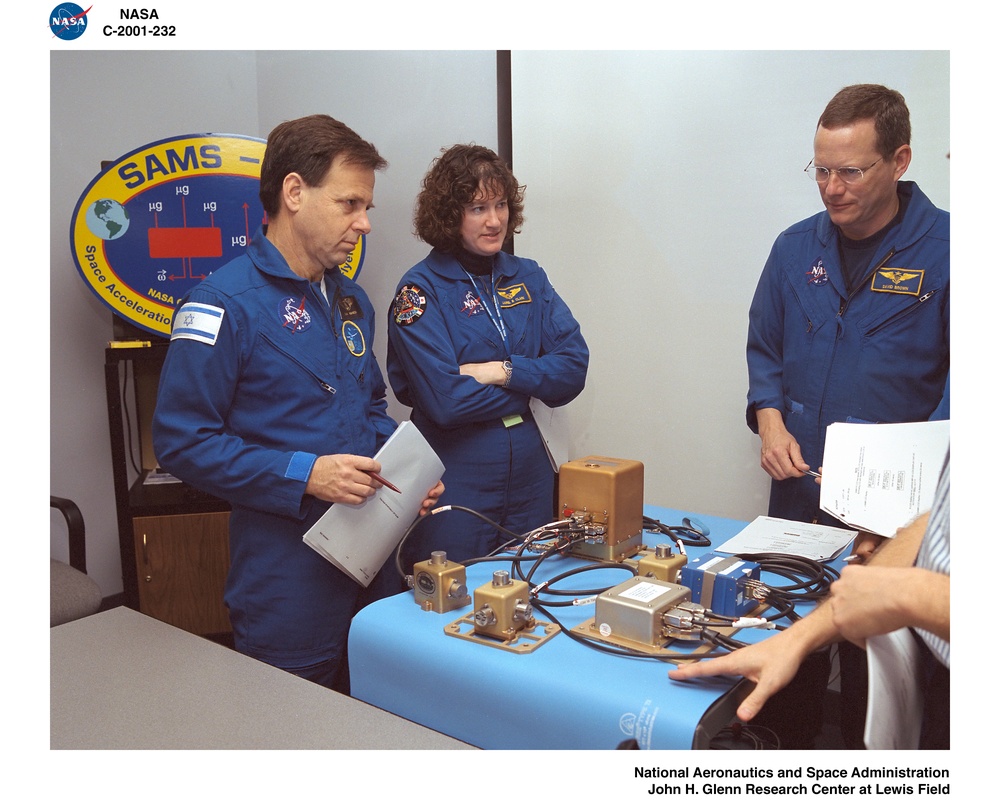 STS-107 CREW TRAINING ON SAMS-FF - SPACE ACCELERATION MEASUREMENT SYSTEM FOR FREE-FLYERS