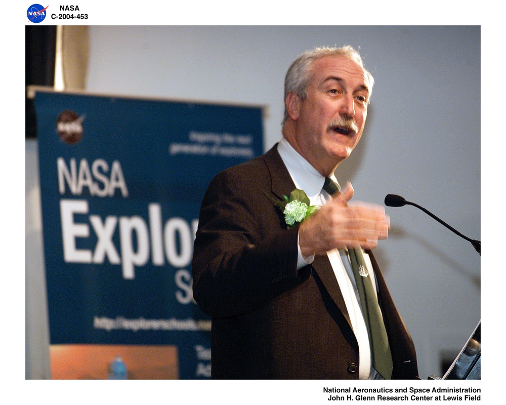 Administrator Sean O'Keefe's visit to Glenn Research Center and the Lorain Middle School's Explorer Program