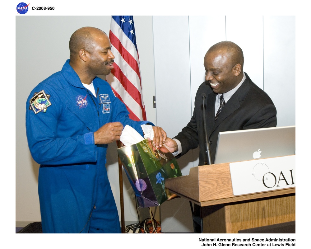 Visit to Ohio Aerospace Institute (OAI) by Astronaut Leland Melvin