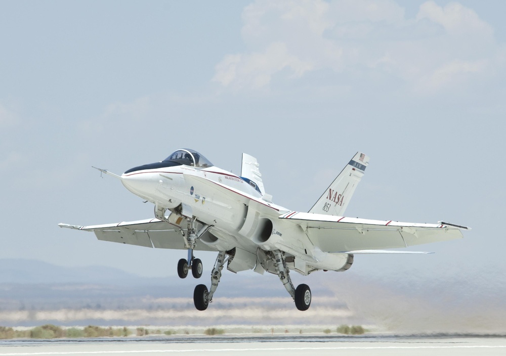 NASA Dryden«És F-18 #853 Research Aircraft Returns to Flight