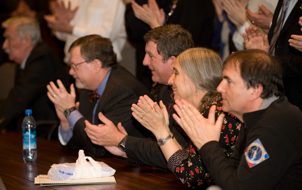 Expedition 19 Docks to ISS