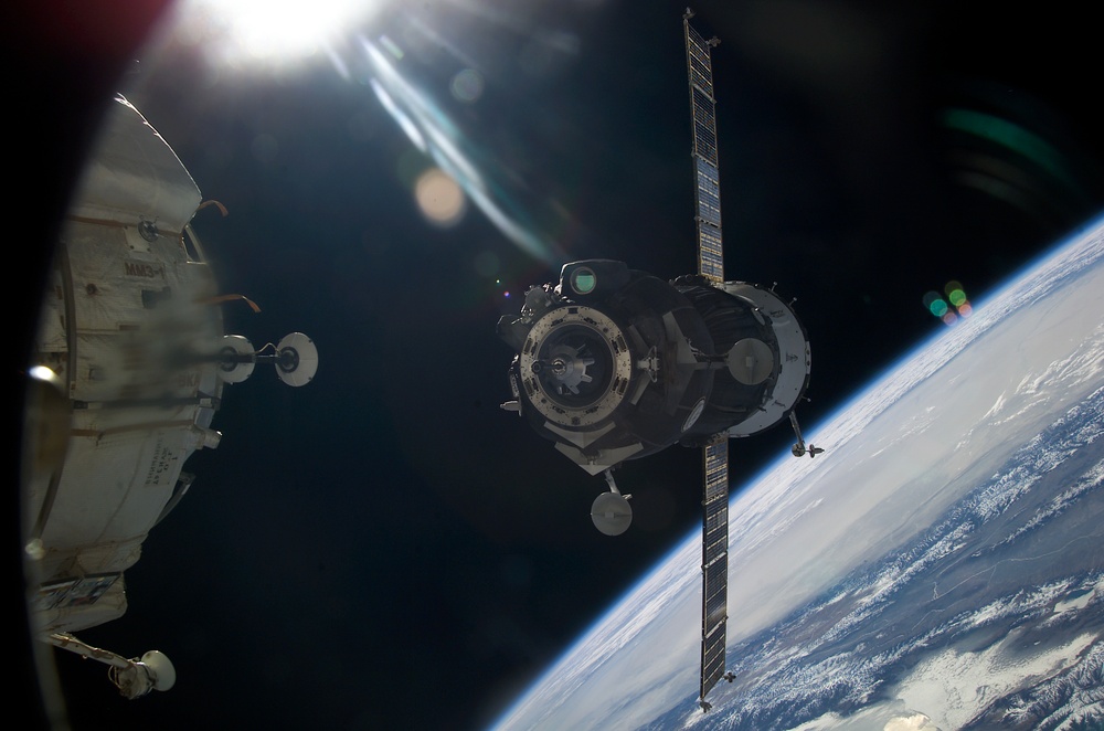 View of Soyuz TMA-1/5S arrival to the ISS during Expedition Five