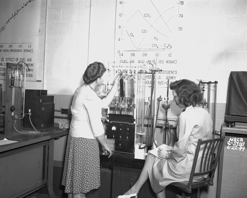 WOMEN WORKING AT THE AIRCRAFT ENGINE RESEARCH LABORATORY (AERL) IN CLEVELAND OHIO