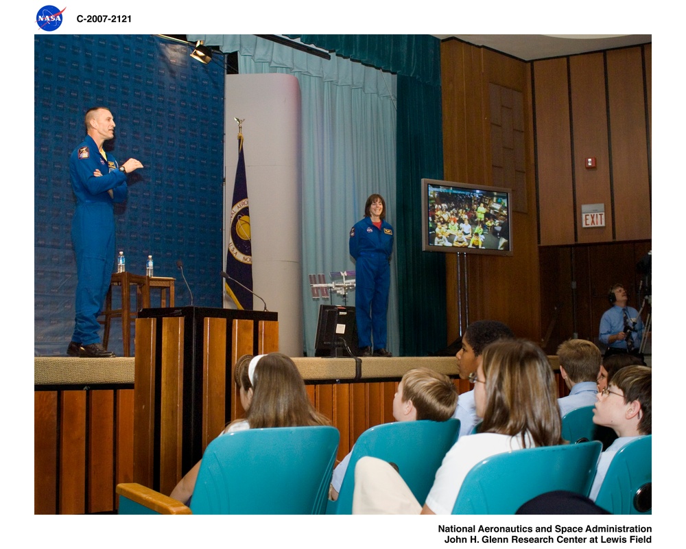 STS-118 Astronaut Crew Visit to NASA Glenn Research Center