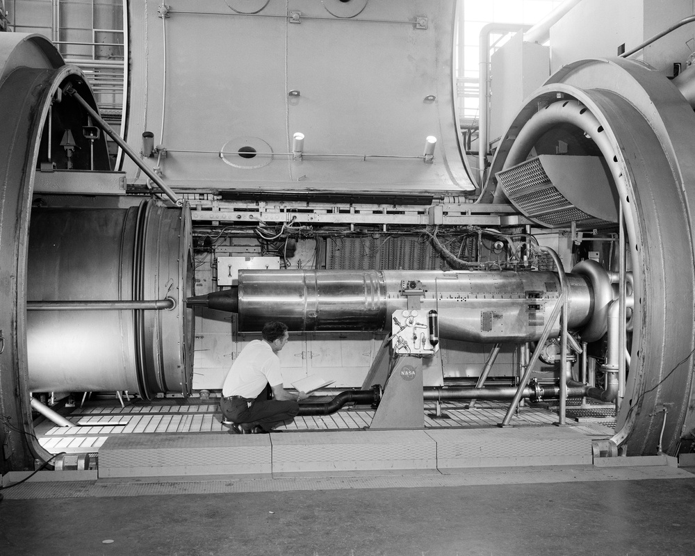 J-85 ENGINE WITH PLUG NOZZLE AND NACELLE