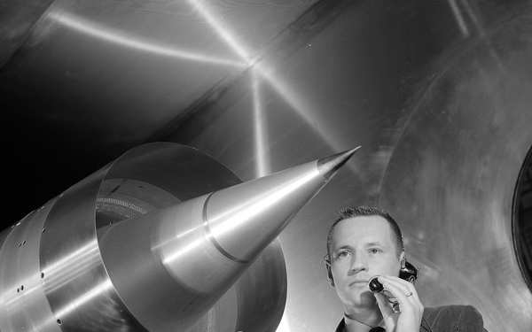 MACH 2.5 MIXED COMPRESSION 40-60 INLET ON J-85-13 ENGINE AT THE 10X10 FOOT WIND TUNNEL WITH ROBERT KOENIG