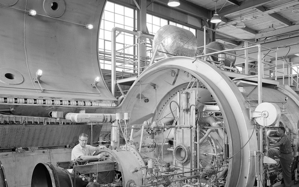 LIQUID FLUORINE - GASEOUS HYDROGEN 4000 POUND THRUST ROCKET ENGINE INSTALLATION