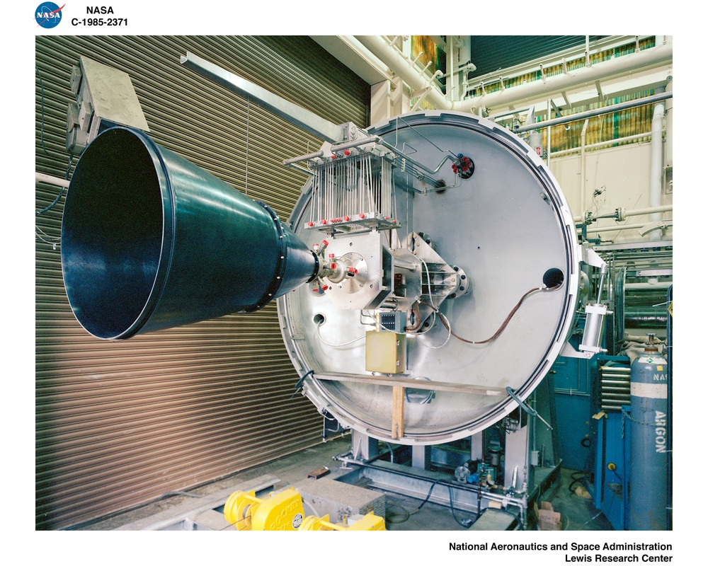 1000 TO 1 AREA RATIO ROCKET ENGINE MOUNTED IN NEW ALTITUDE TEST STAND