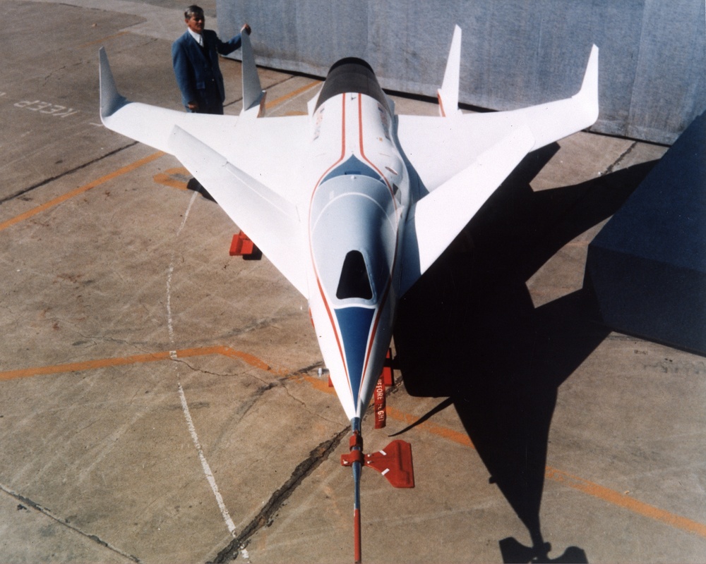 HIMAT HIGHLY MANEUVERABLE AIRCRAFT TECHNOLOGY AIRPLANES