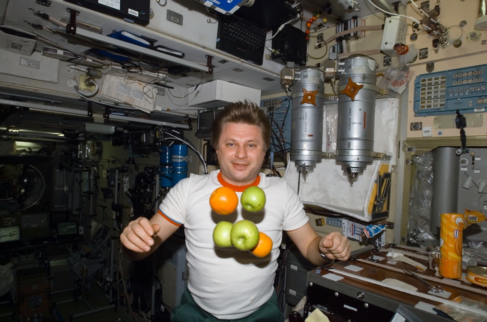 Onufrienko with fresh fruit in the Zvezda SM during Expedition Four