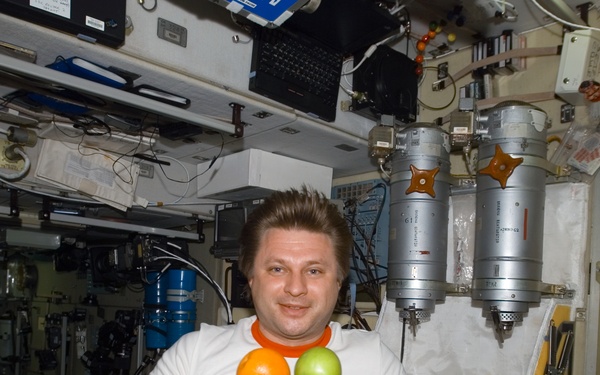 Onufrienko with fresh fruit in the Zvezda SM during Expedition Four