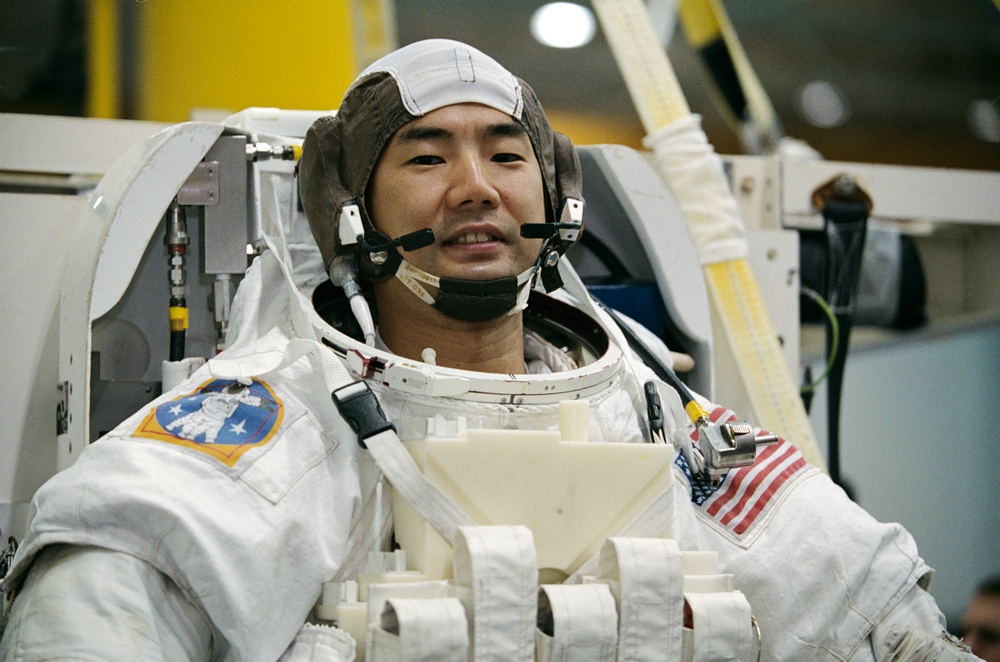 STS-114 Astronaut Soichi Noguchi during NBL/EVA dive