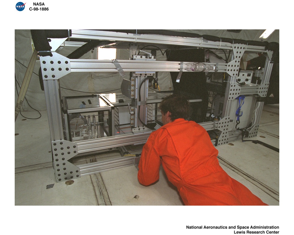 KC-135 AIRPLANE FLIGHT AT LEWIS RESEARCH CENTER DURING WEEK OF AUGUST 17 THROUGH 22 1998