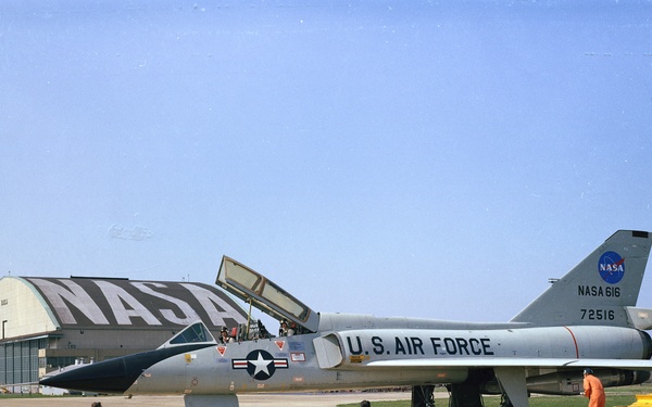 F-106 AIRPLANE