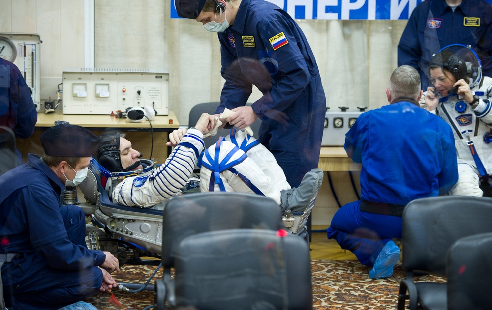 Expedition 26 Prelaunch (201012150016HQ)