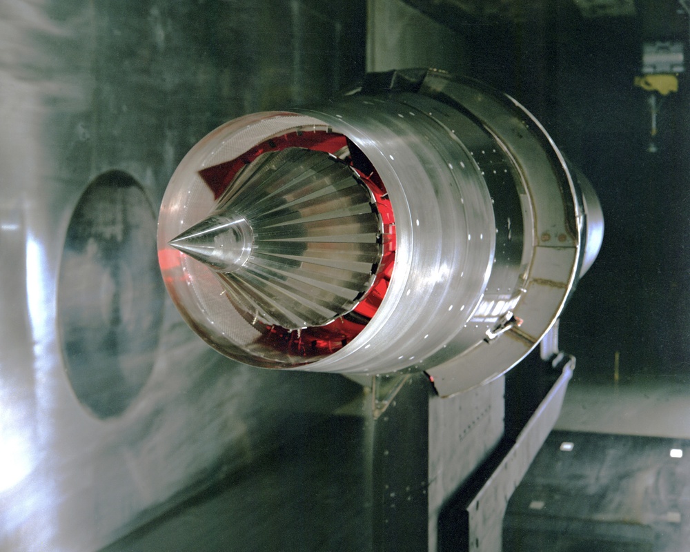 VARIABLE DIAMETER CENTERBODY INLET MODEL IN 10X10 SMALL WIND TUNNEL