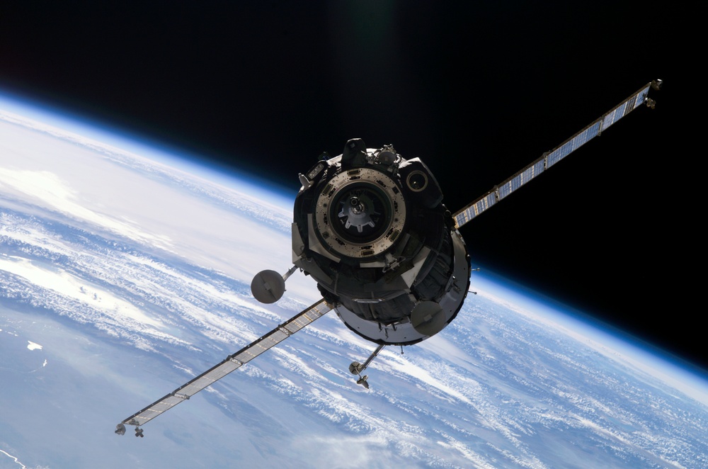 View of Soyuz TMA-1/5S arrival to the ISS during Expedition Five
