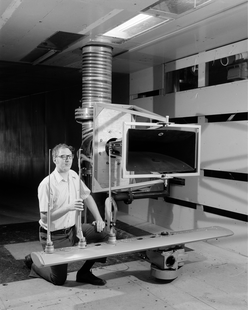 HARDWARE SETUP IN 9X15 FOOT WIND TUNNEL AND OF MICROPHONIC BOOM