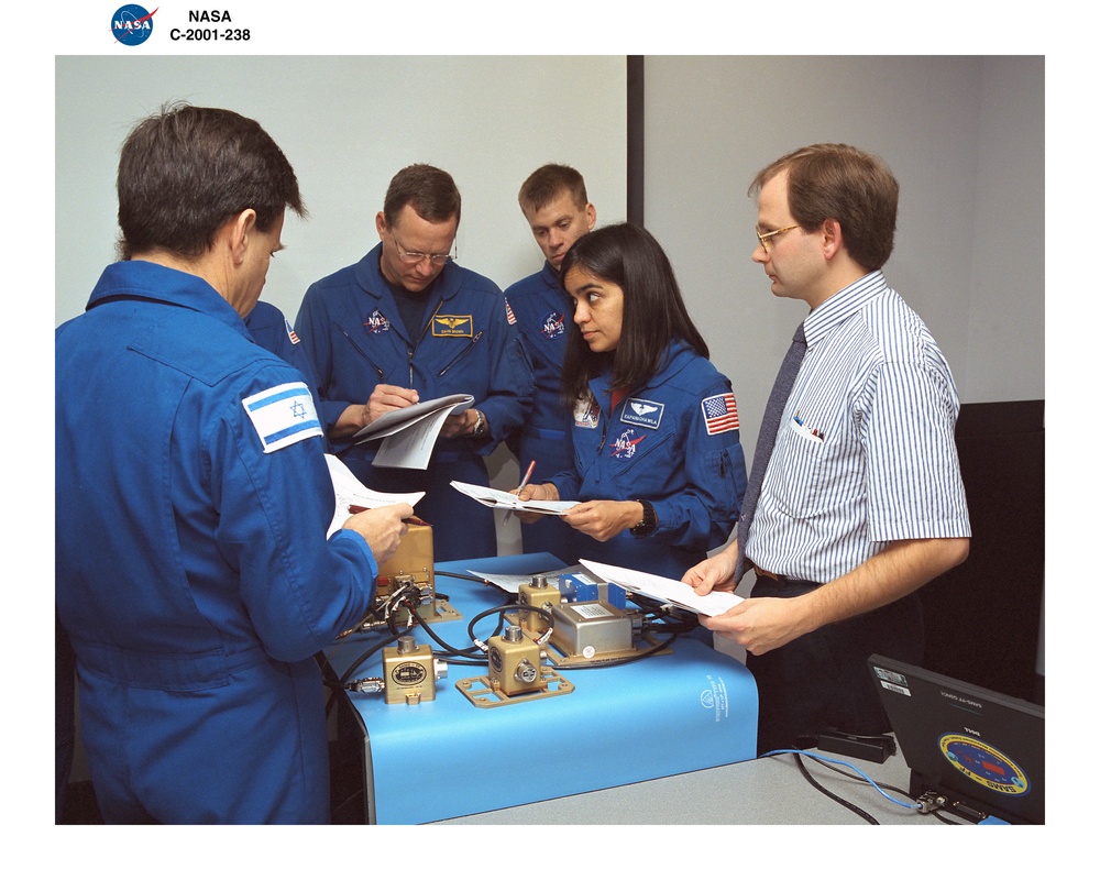 STS-107 CREW TRAINING ON SAMS-FF - SPACE ACCELERATION MEASUREMENT SYSTEM FOR FREE FLYERS