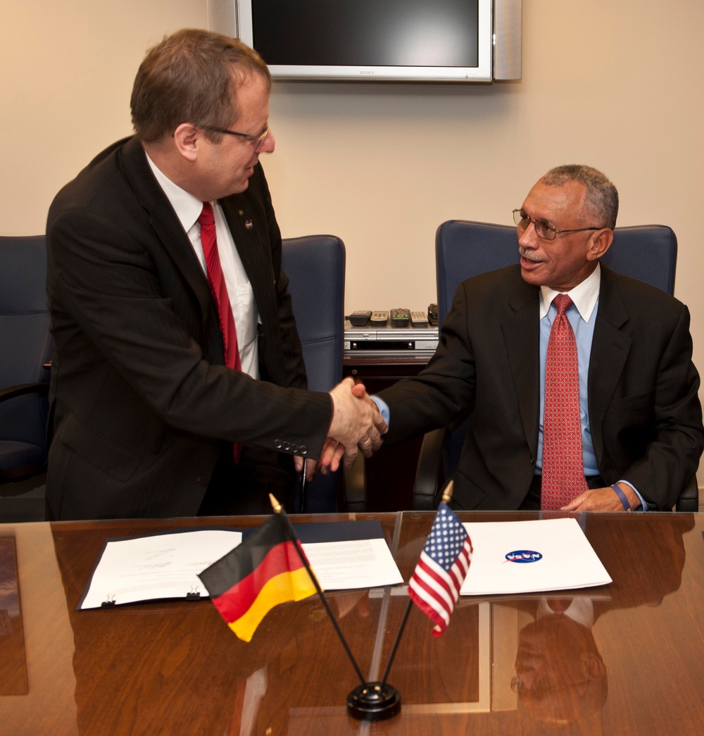 NASA DLR Agreement Signing (201012080003HQ)