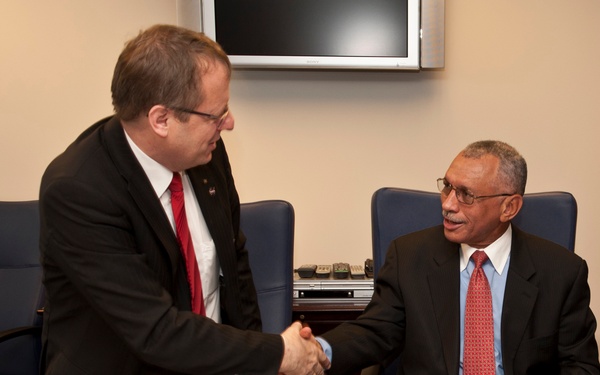 NASA DLR Agreement Signing (201012080003HQ)