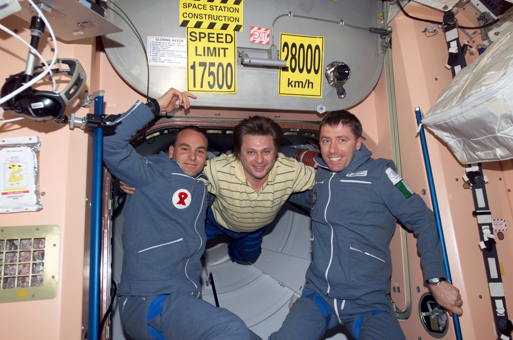 Soyuz 4 SFP Shuttleworth, FE-1 Vittori, EXP 4 CDR Onufrienko in Node 1 during Expedition Four