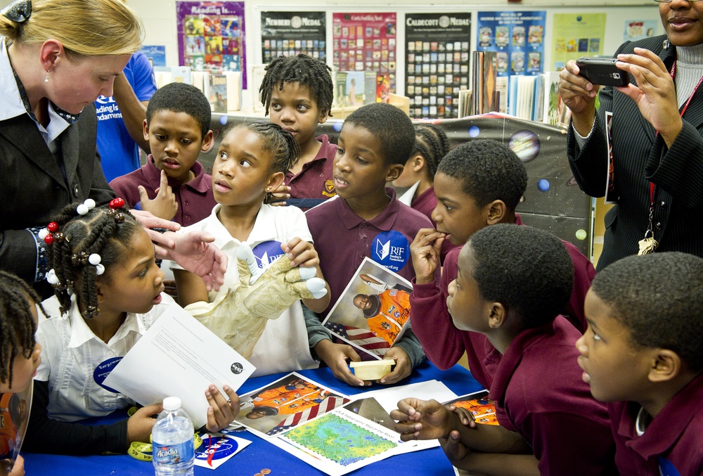 Leland Melvin Meets with Elementary Students (201102080009HQ)
