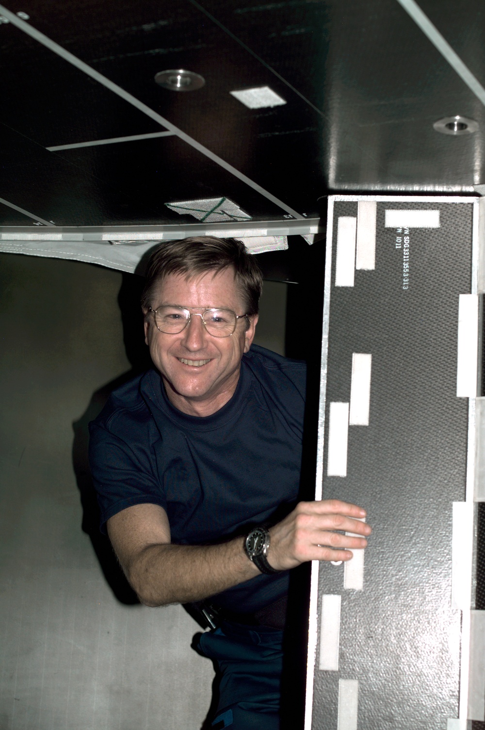Culbertson sets up the Temporary Sleep Station TESS in Destiny during Expedition Three