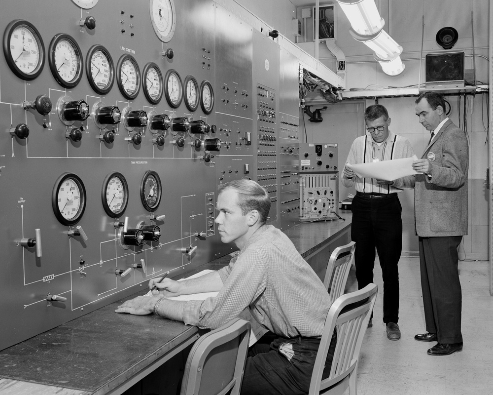 MEN AT WORK GENERAL DYNAMICS / ASTRONAUTICS GD/A IN SPACE POWER CHAMBER SPC - SEPARATION TEST CONTROL ROOM - LEFT TO RIGHT - K G SMITS - R G SIMS - J E ROGERS