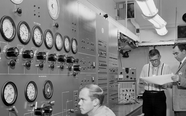 MEN AT WORK GENERAL DYNAMICS / ASTRONAUTICS GD/A IN SPACE POWER CHAMBER SPC - SEPARATION TEST CONTROL ROOM - LEFT TO RIGHT - K G SMITS - R G SIMS - J E ROGERS