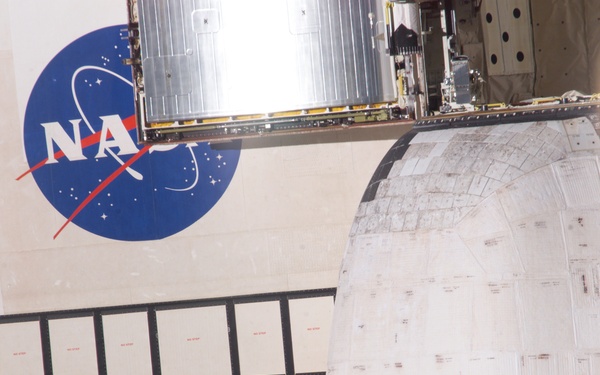 Endeavour on approach to ISS for mission STS-111 UF2 / Expedition Four