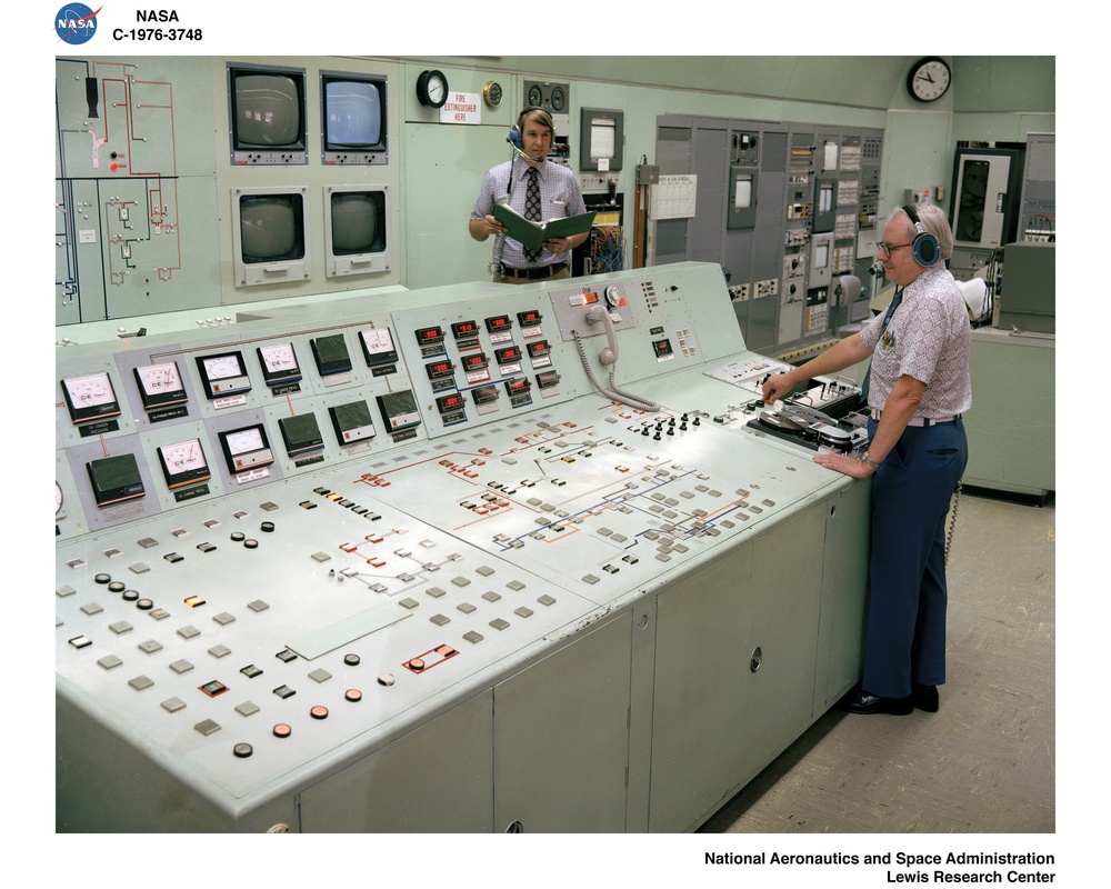 ROCKET OPERATIONS CONTROL CONSOLE AND LIQUID HYDROGEN BEARING RIG IN THE FLUID MECHANICS LABORATORY FML