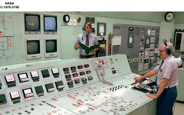 ROCKET OPERATIONS CONTROL CONSOLE AND LIQUID HYDROGEN BEARING RIG IN THE FLUID MECHANICS LABORATORY FML