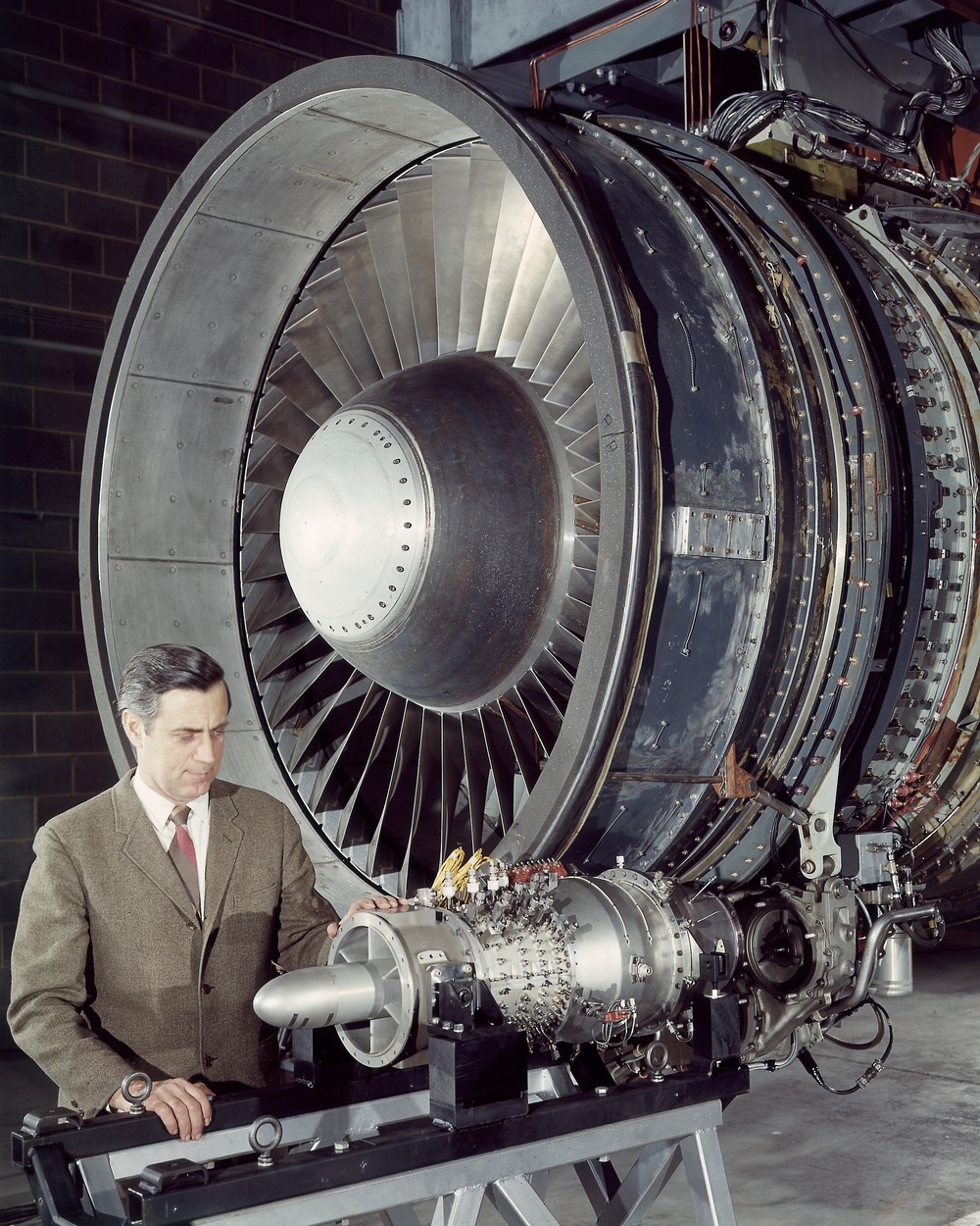 LOW COST ENGINE AND QUIET ENGINE