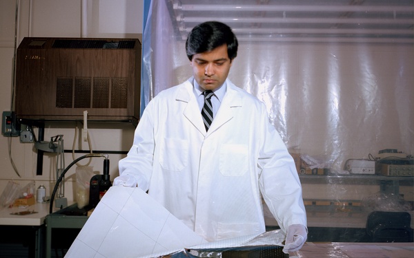 BUILD-UP PROCEDURE OF THE VOLT-A SPACE SHUTTLE EXPERIMENT MULTILAYER INSULATION THERMAL BLANKET