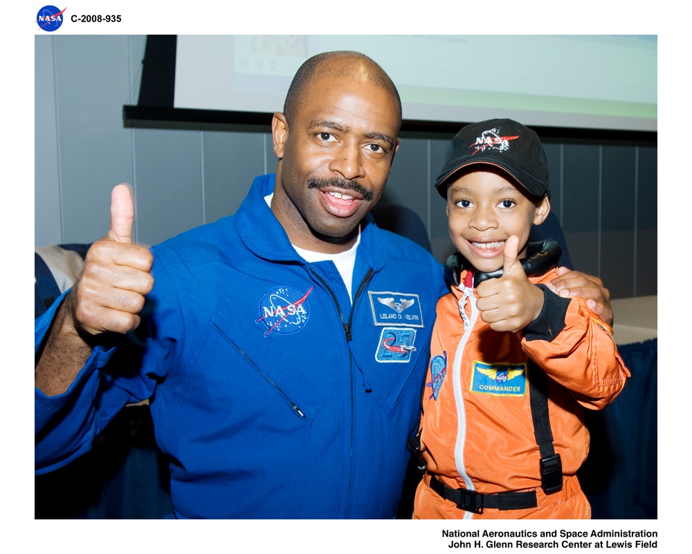 Visit to Ohio Aerospace Institute (OAI) by Astronaut Leland Melvin