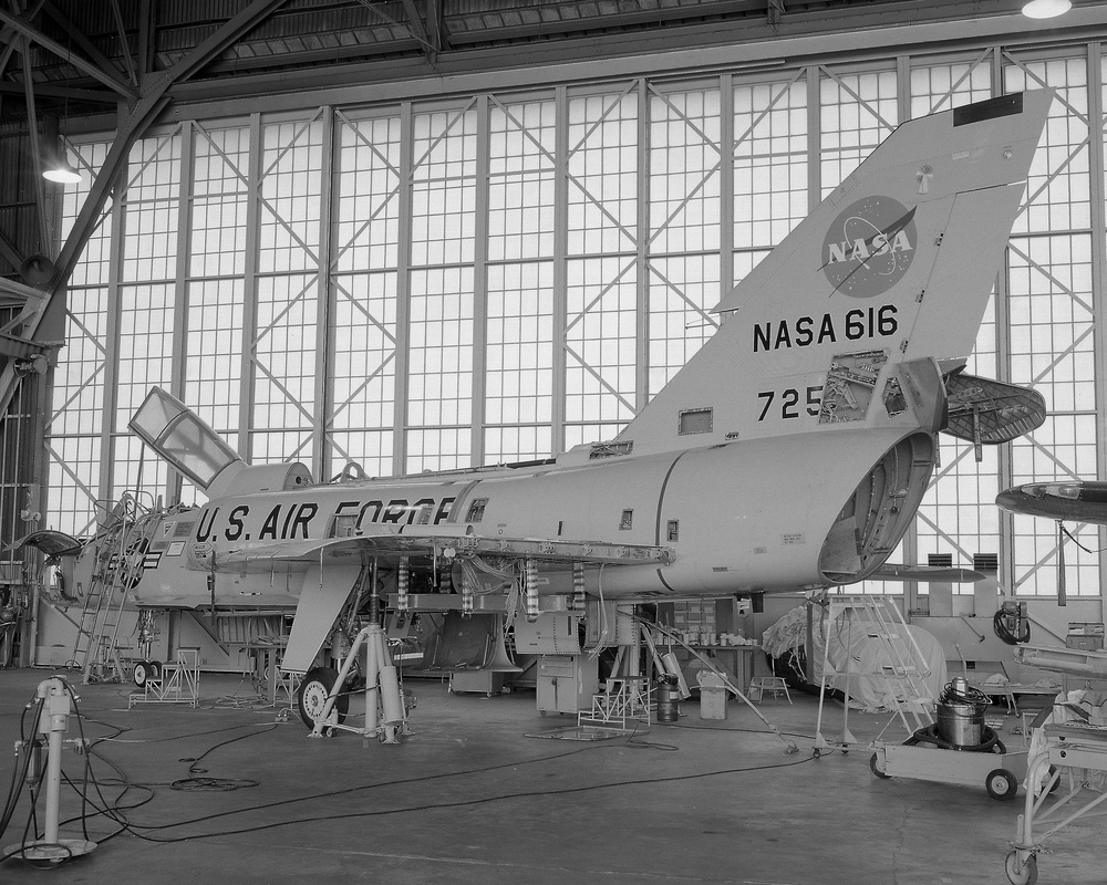F-106 AIRPLANE ELEVON LOAD TEST RIG