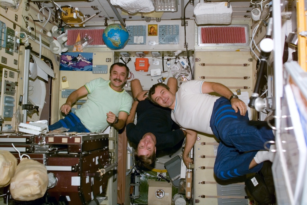 Culbertson, Tyurin and Dezhurov pose in Zvezda during Expedition Three