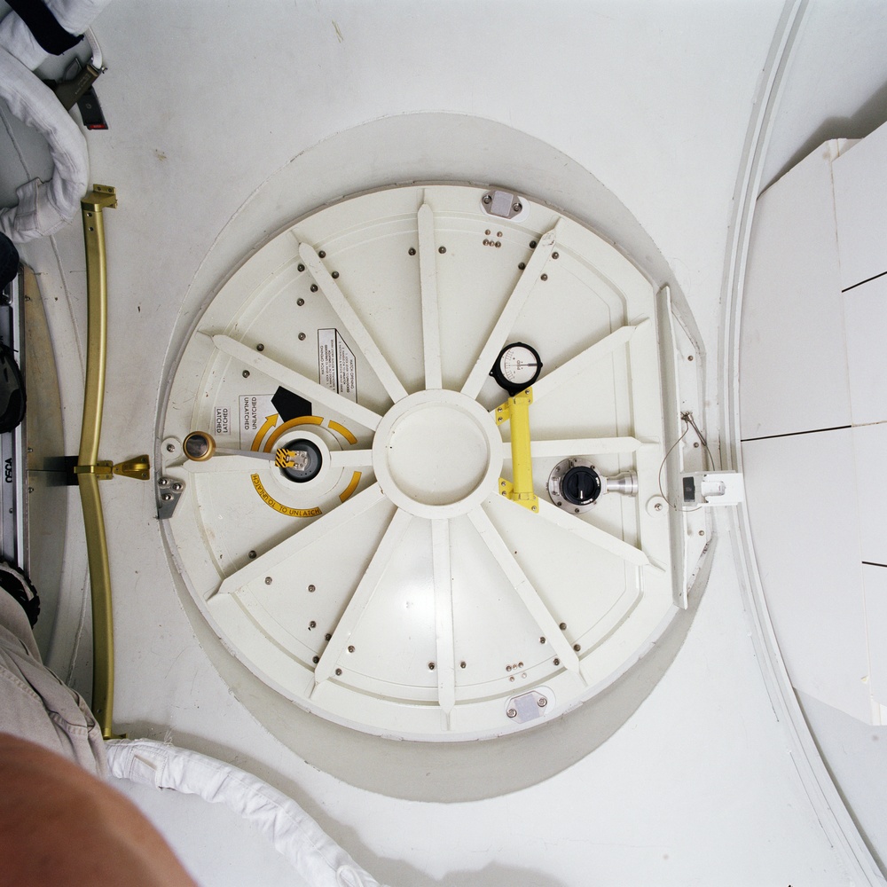Joint Airlock trainer hatch in Building 9NW, 7A