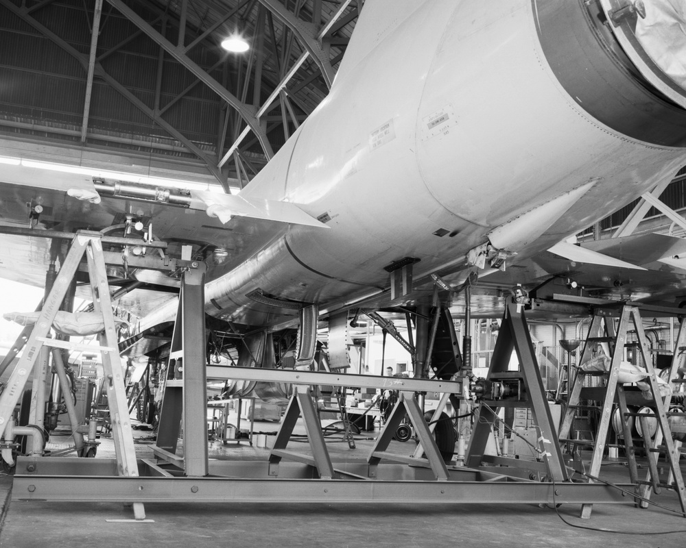 F-106 AIRPLANE REAR MOUNT LATERAL LOAD TEST