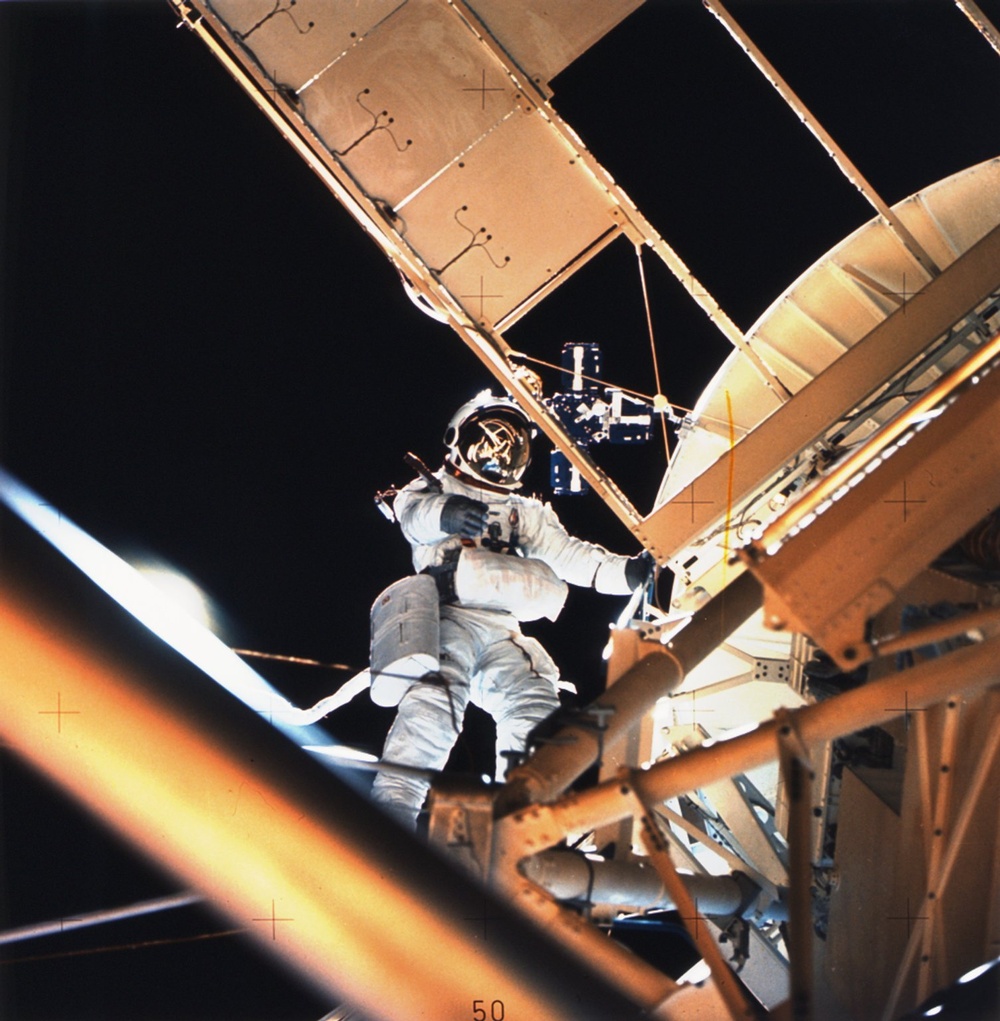 Astronaut Owen Garriott Performs EVA During Skylab 3
