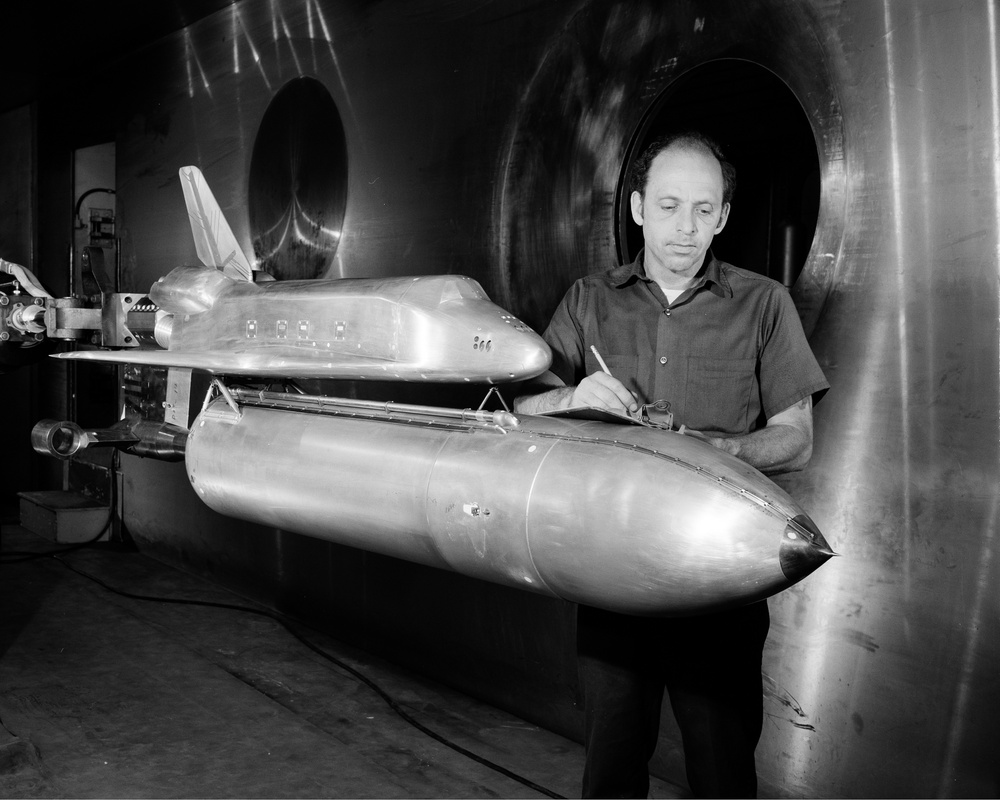 SPACE SHUTTLE MODEL IN THE 10X10 FOOT WIND TUNNEL