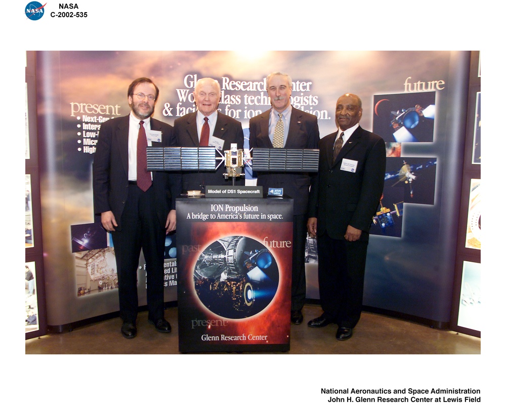 VISIT TO NASA GLENN RESEARCH CENTER BY NASA ADMINISTRATOR SEAN O'KEEFE / ELECTRIC POWER LABORATORY EPL