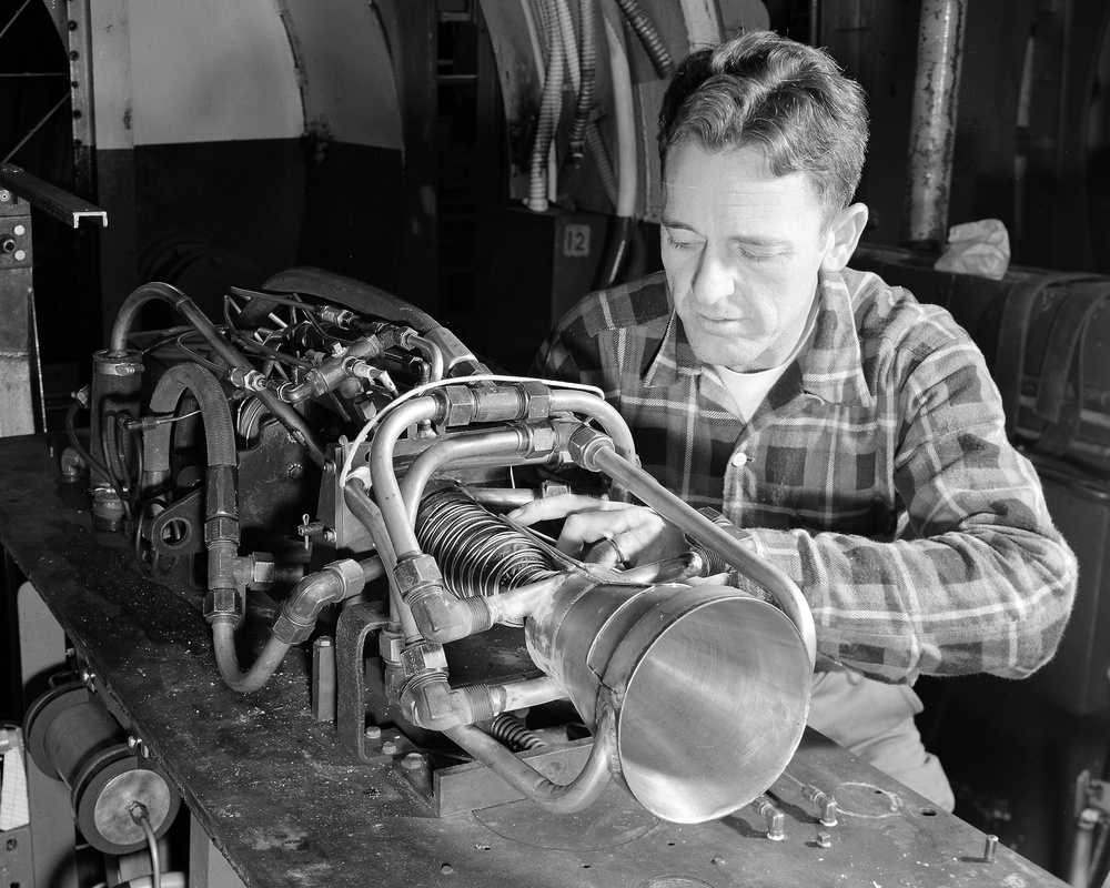 1000 POUND ROCKET INJECTOR FACILITY