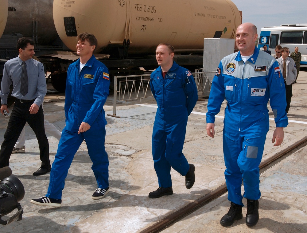 Expedition 9 Preflight Activities