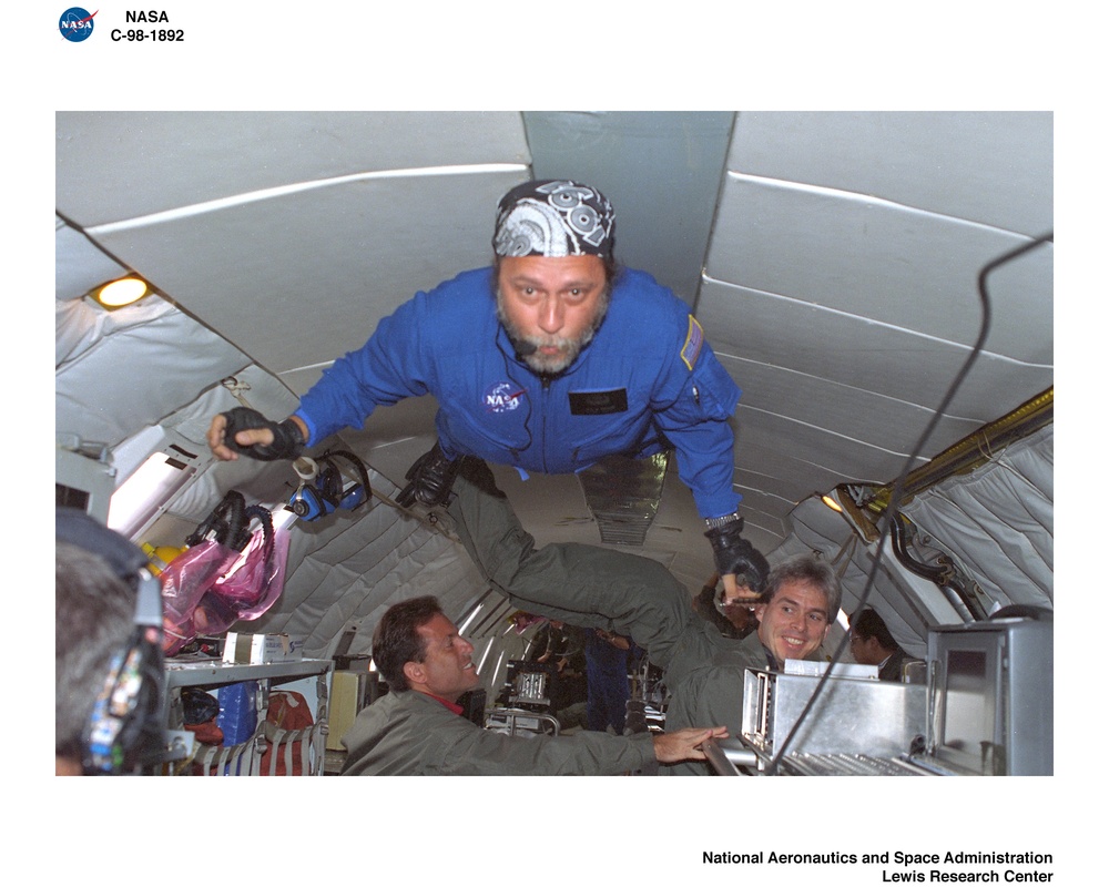 KC-135 AIRPLANE FLIGHT AT LEWIS RESEARCH CENTER DURING WEEK OF AUGUST 17 THROUGH 22 1998