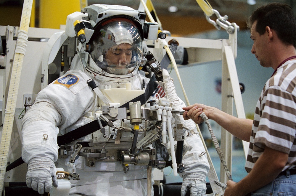 STS-114 Astronaut Soichi Noguchi during NBL/EVA dive